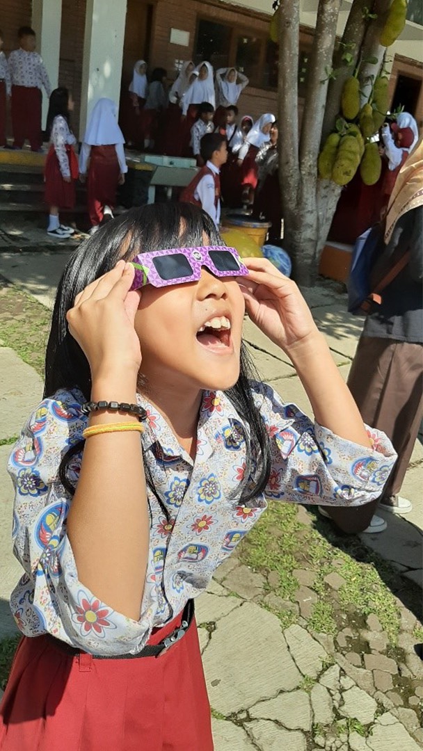 Para siswa diajak untuk melakukan pengamatan Matahari dengan aman, diantaranya menggunakan teknik proyeksi dan kacamata Matahari.