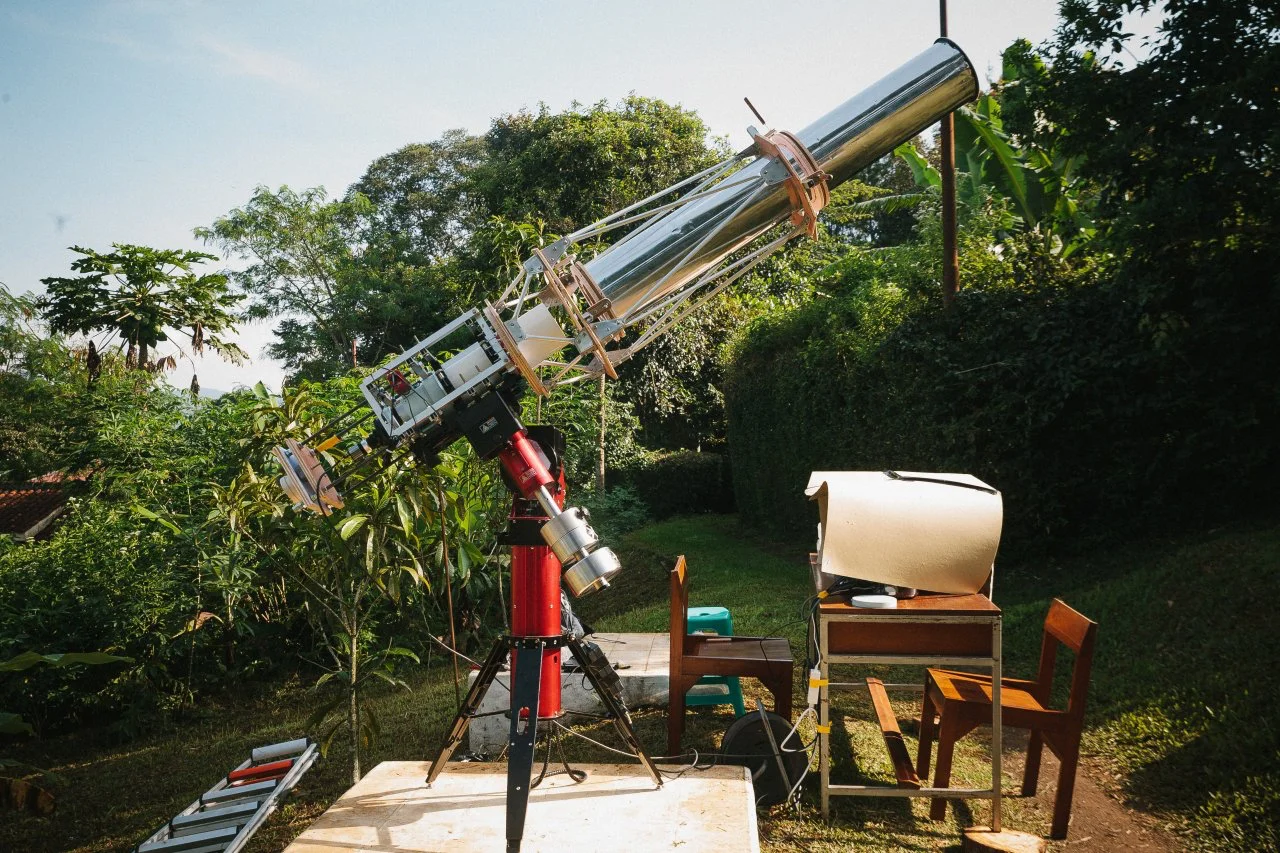 Gambar 3. *Baffle* (selongsong berwarna perak) dipasang sebagai instrumen bantu pada teleskop.
