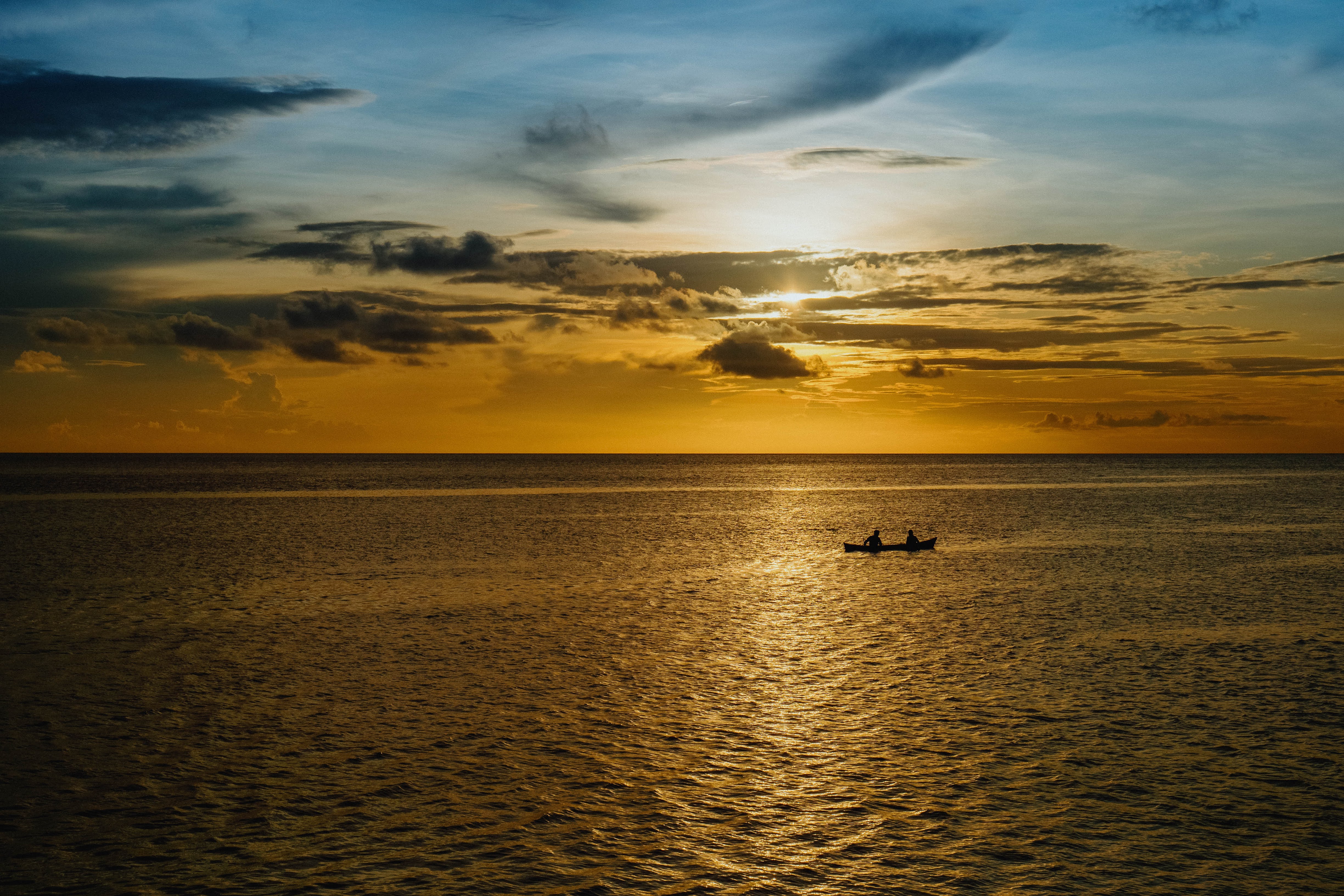  **Gambar 8.**  Pemandangan matahari terbenam dari Pelabuhan Wonreli, Pulau Kisar .