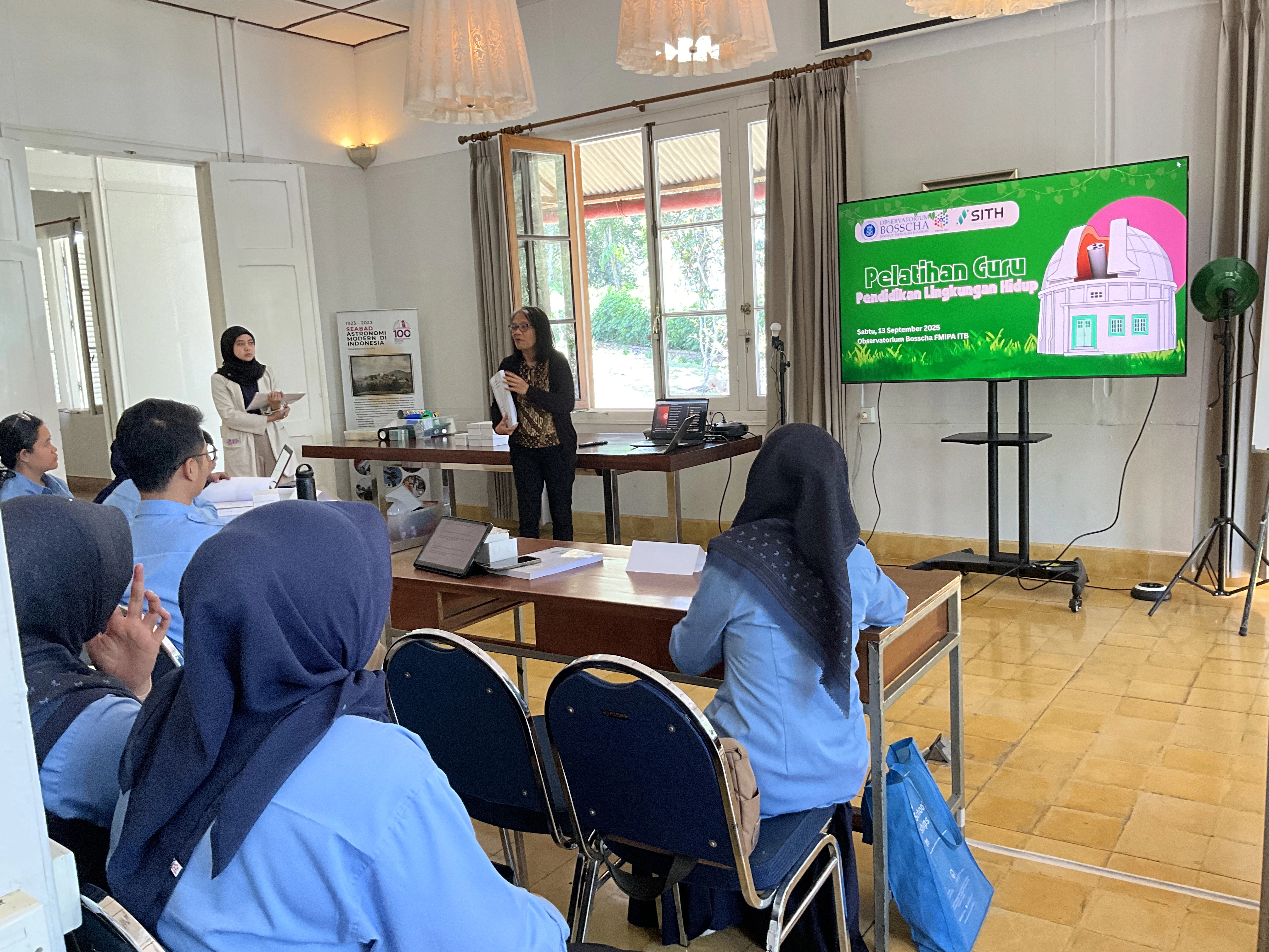 **Gambar 2.** Pembukaan oleh Kepala Observatorium Bosscha sekaligus penanggung jawab program, Dr.rer.nat. Hesti Wulandari. 