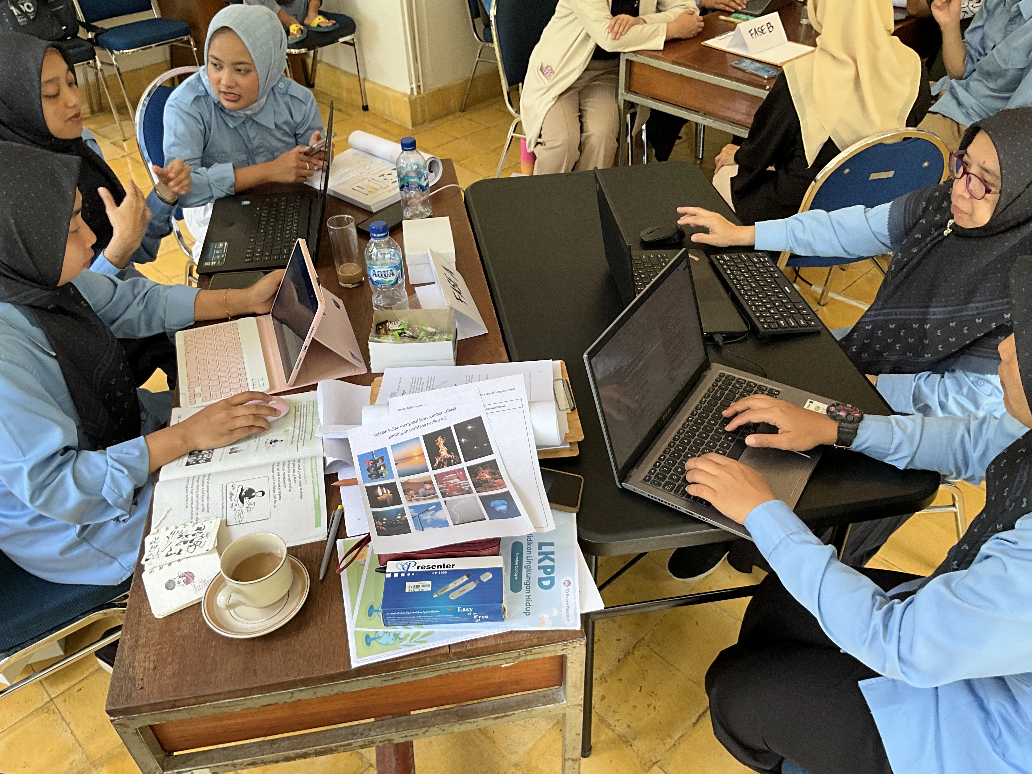 **Gambar 4.** Guru peserta pelatihan melakukan diskusi dalam menyiapkan RPP.