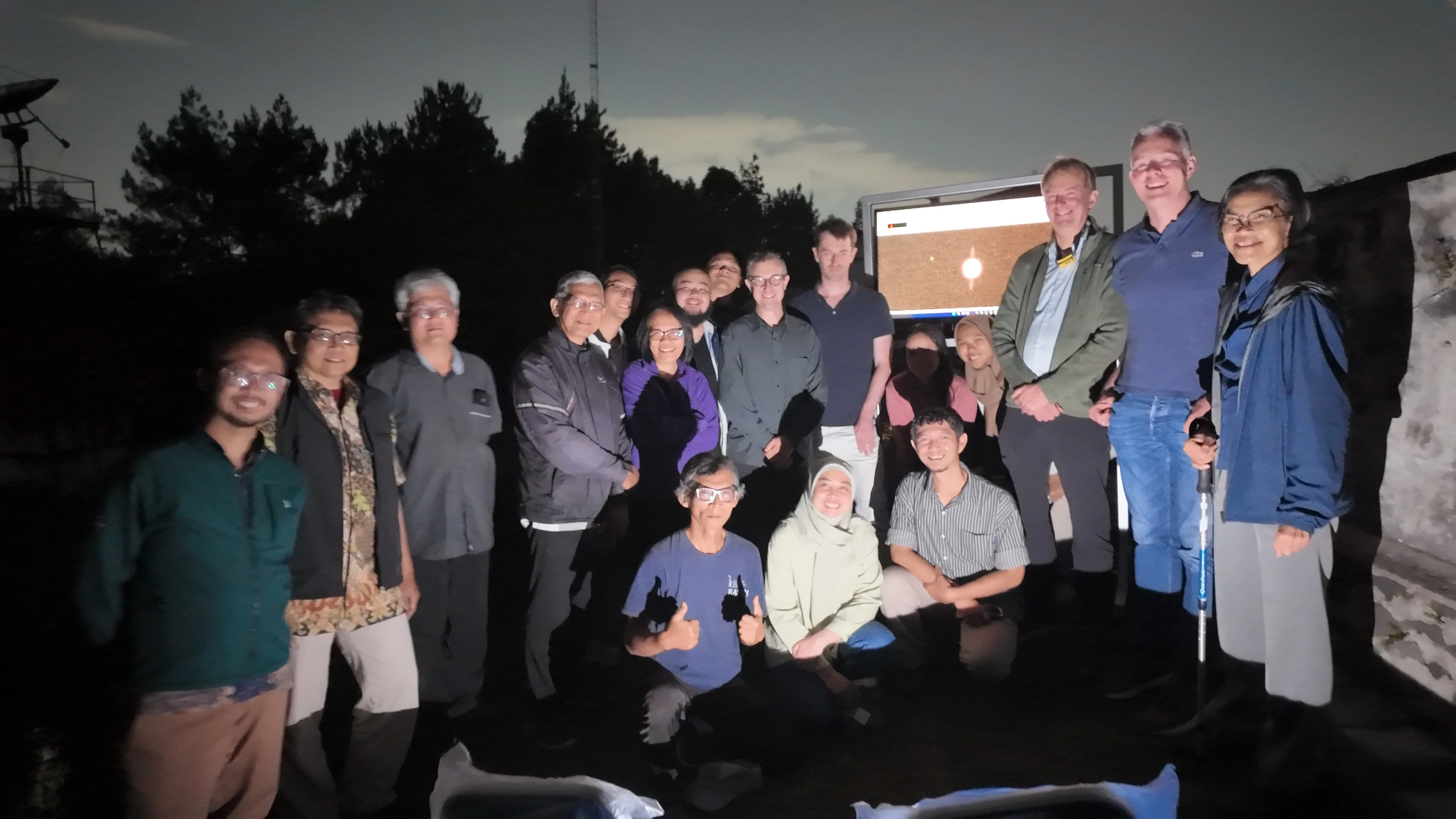 **Gambar 4**. Tim Observatorium Bosscha berfoto di lokasi Teleskop LKBF-ITB saat first-light.