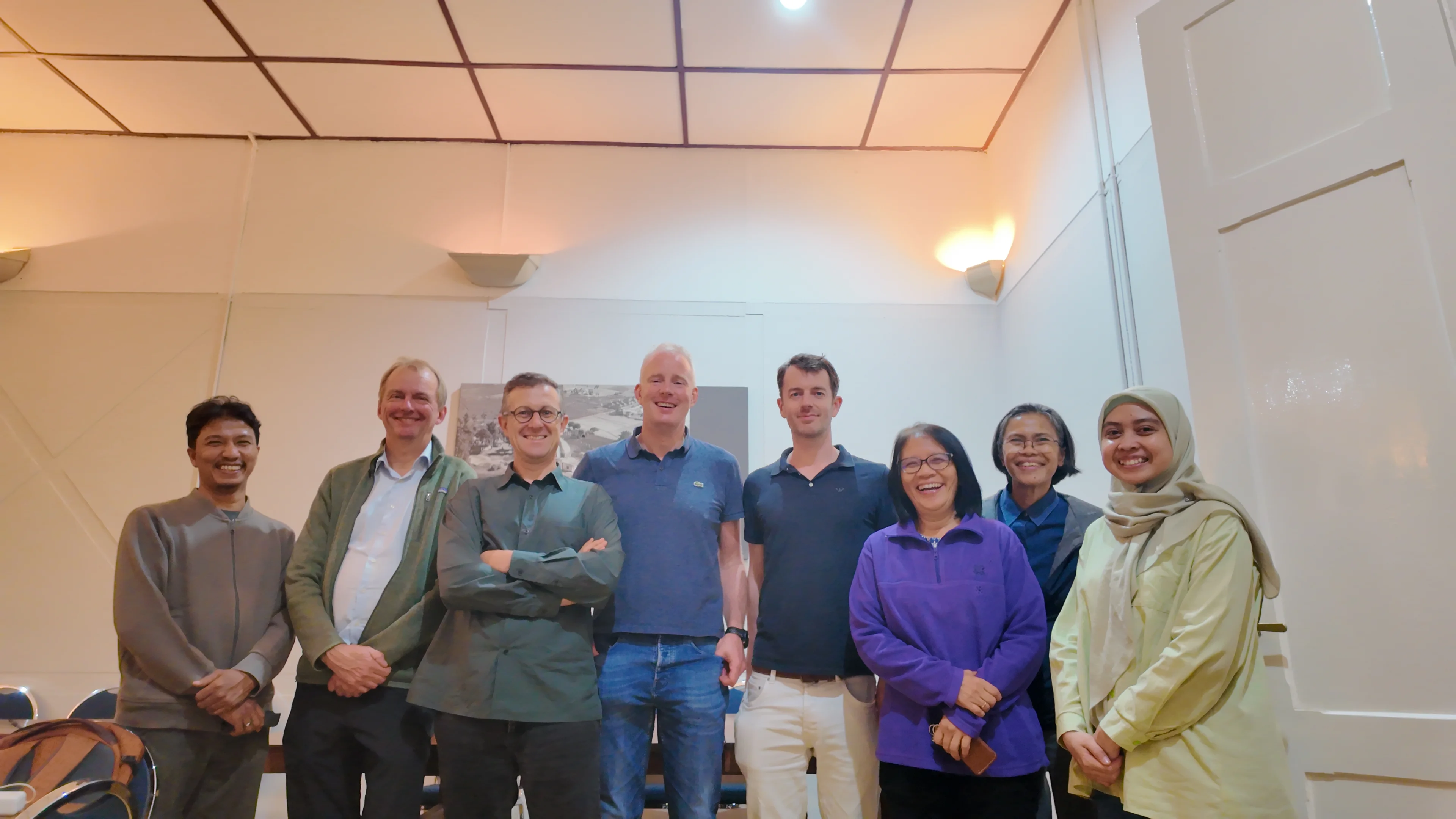 **Gambar 3**. Tim Observatorium Bosscha berfoto bersama anggota dewan LKBF.