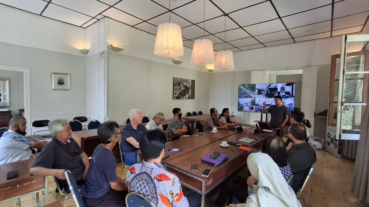 **Gambar 2**. Diskusi Observatorium Bosscha bersama LKBF.