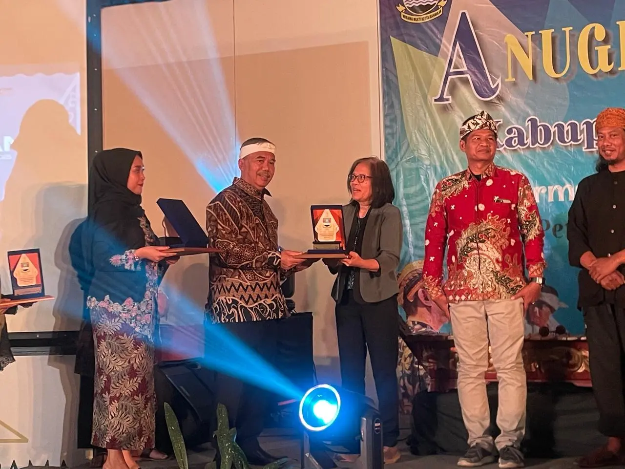 **Gambar 1**. Kepala Observatorium Bosscha menerima plakat penghargaan dari Wakil Bupati Bandung Barat.