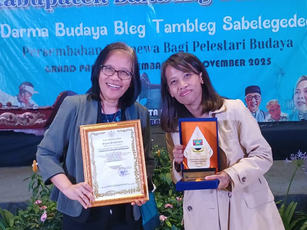 **Gambar 2**. Plakat dan piagam penghargaan sebagai pelestari cagar budaya yang diterima oleh Observatorium Bosscha.