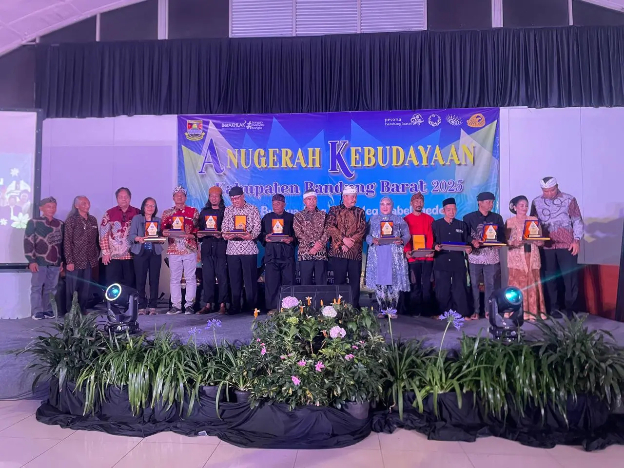 **Gambar 3**. Para penerima Anugerah Kebudayaan Kabupaten Bandung Barat 2025.
