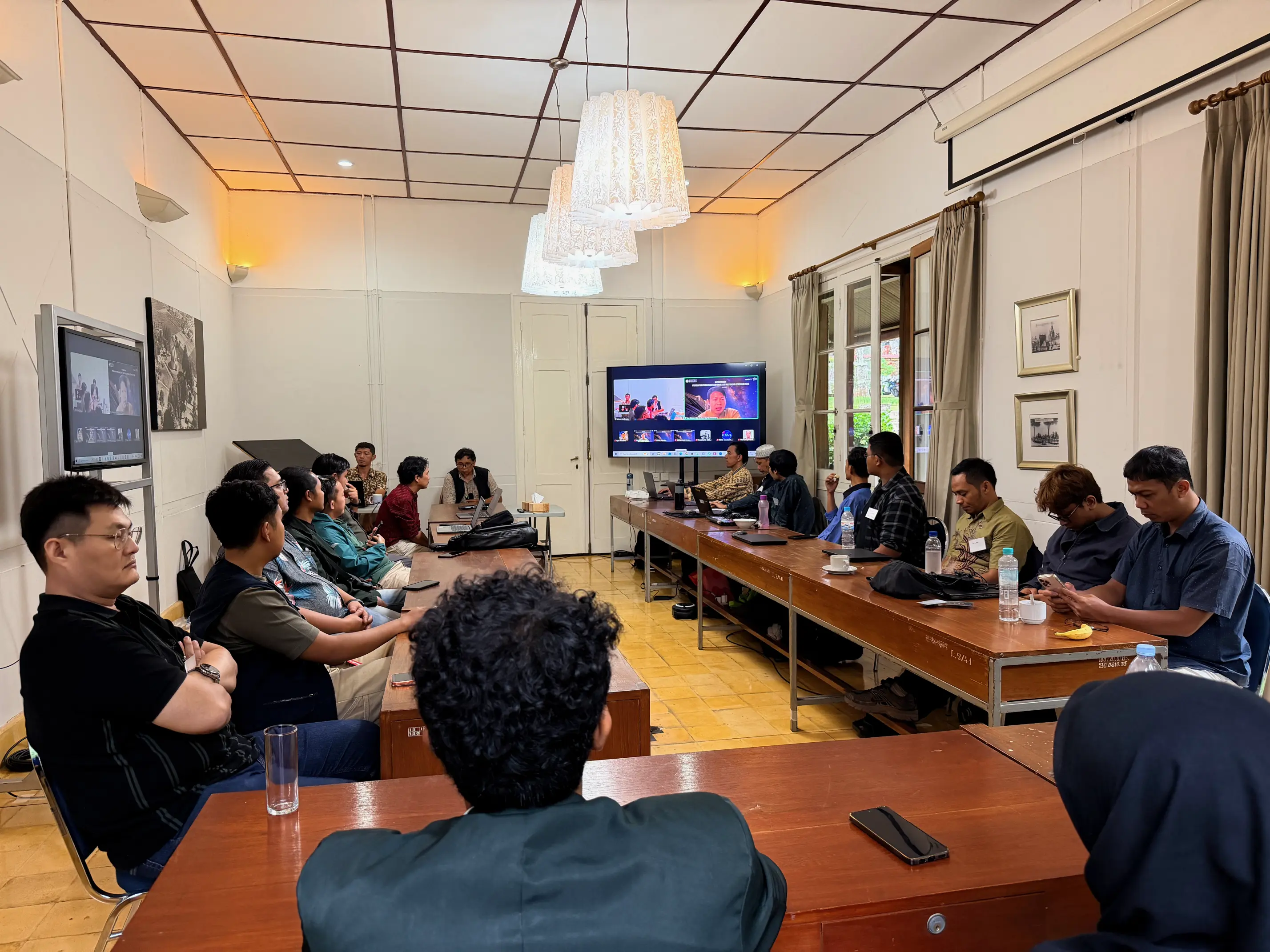 **Gambar 3.** Sesi diskusi dengan partisipasi aktif peserta luring dan daring.
