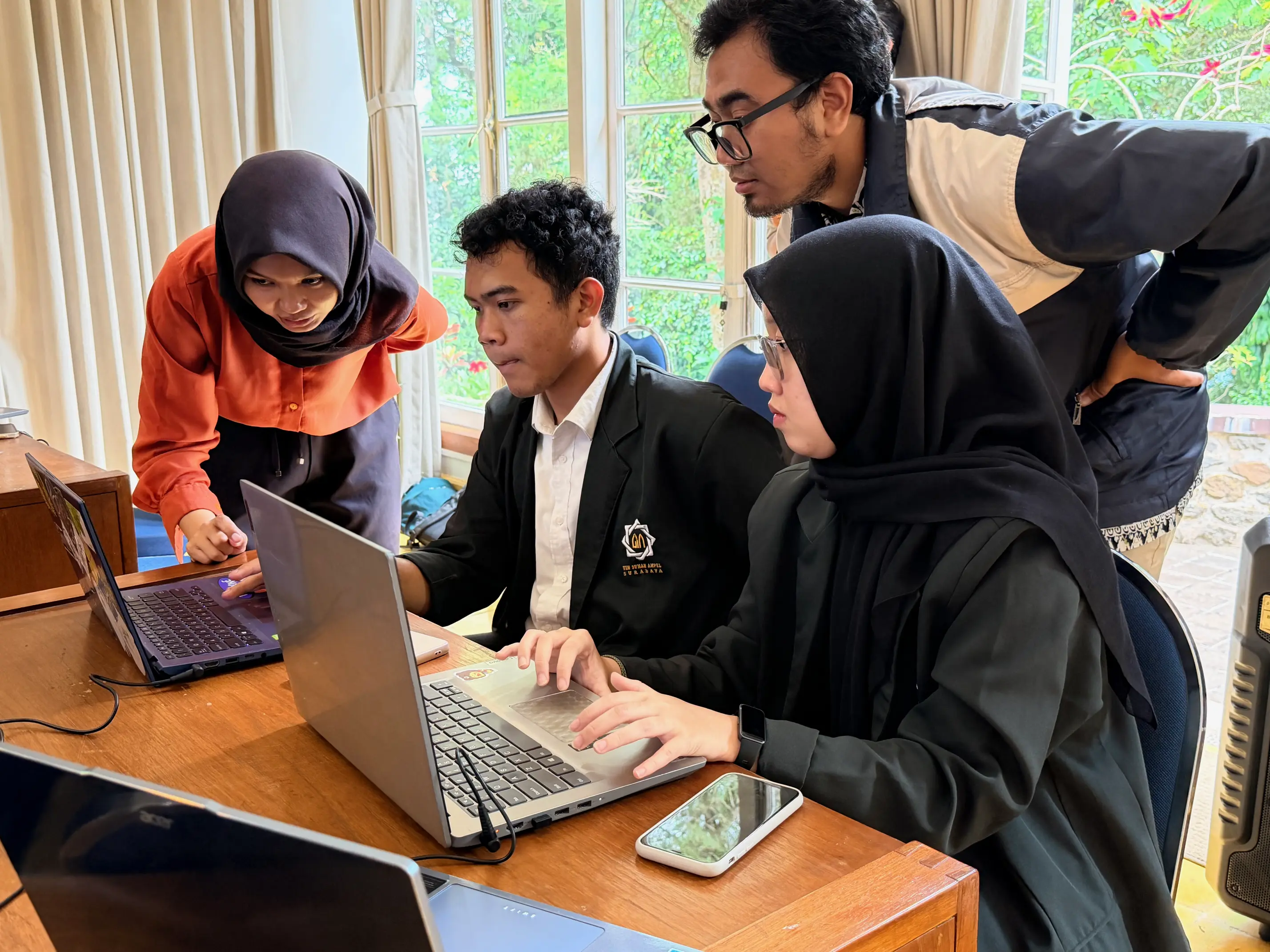 **Gambar 4.** Sesi hands-on pengolahan data didampingi oleh fasilitator. 