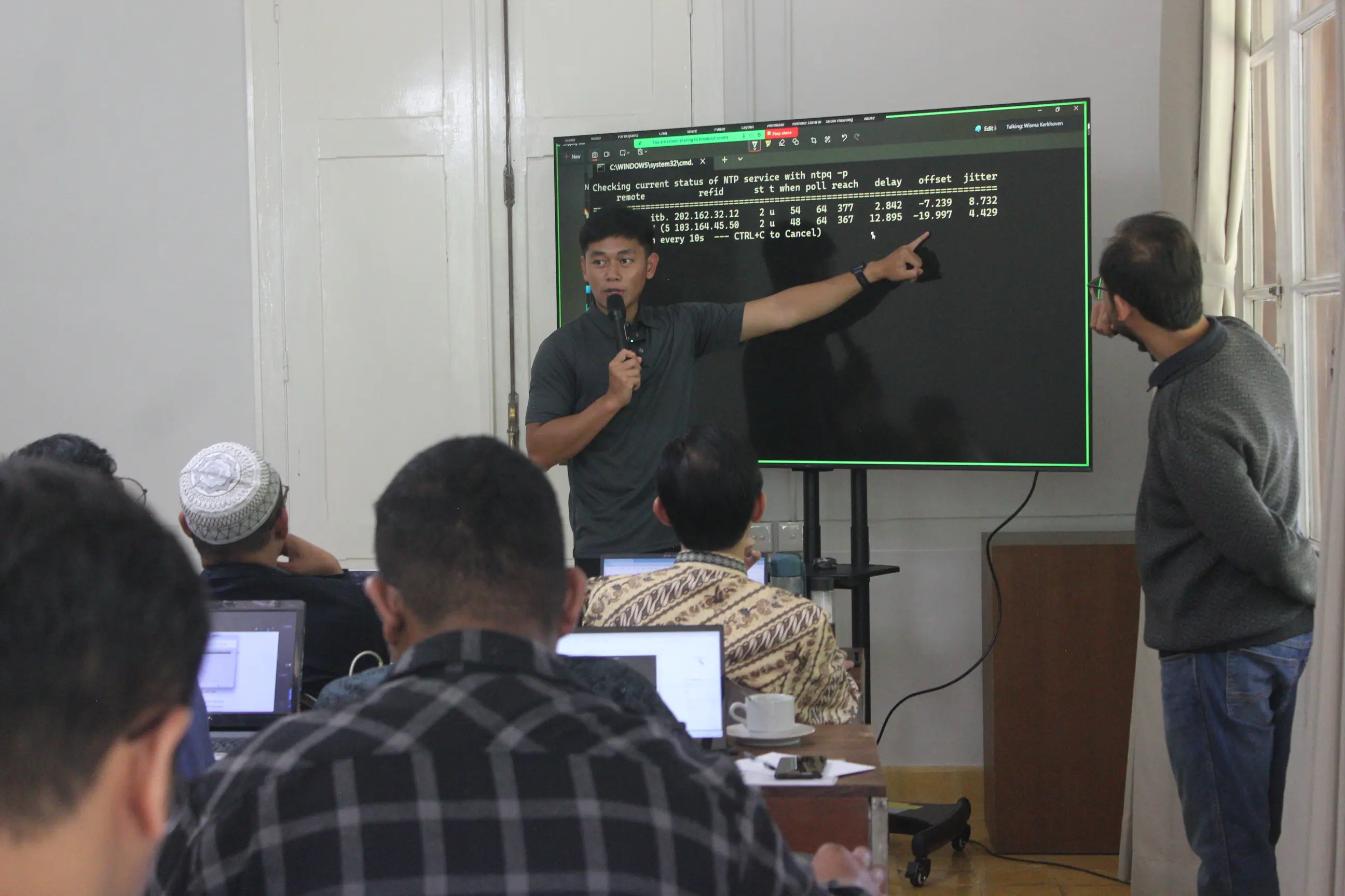 **Gambar 2.** Penyampaian materi terkait instrumen penyelarasan waktu.