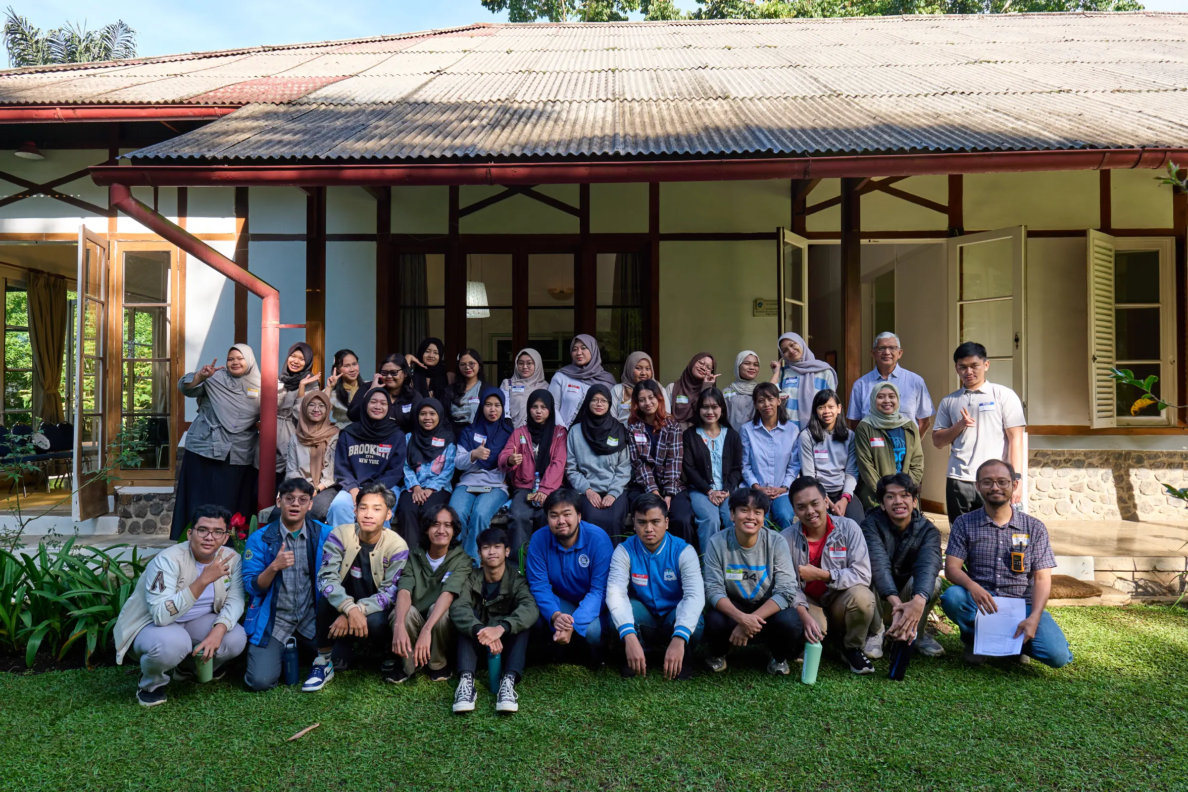 **Foto 1**. Peserta kegiatan pelatihan berfoto bersama wakil kepala Observatorium Bosscha, Prof. Dhani Herdiwijaya. 