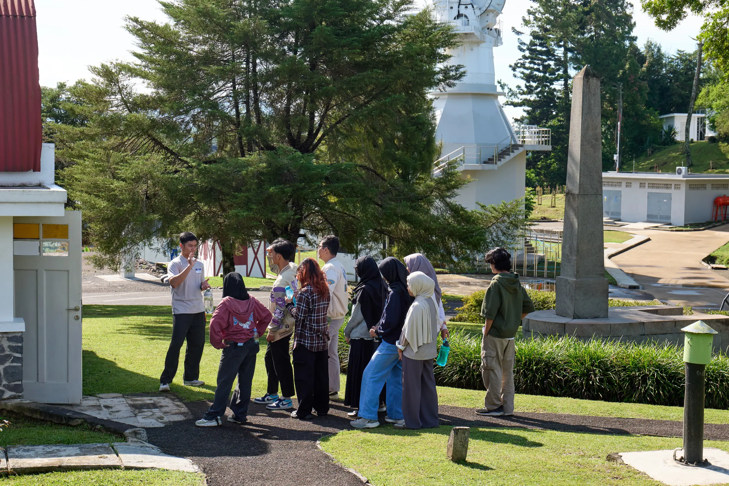 **Foto 4**. Sesi tur dan pengenalan lingkungan observatorium.