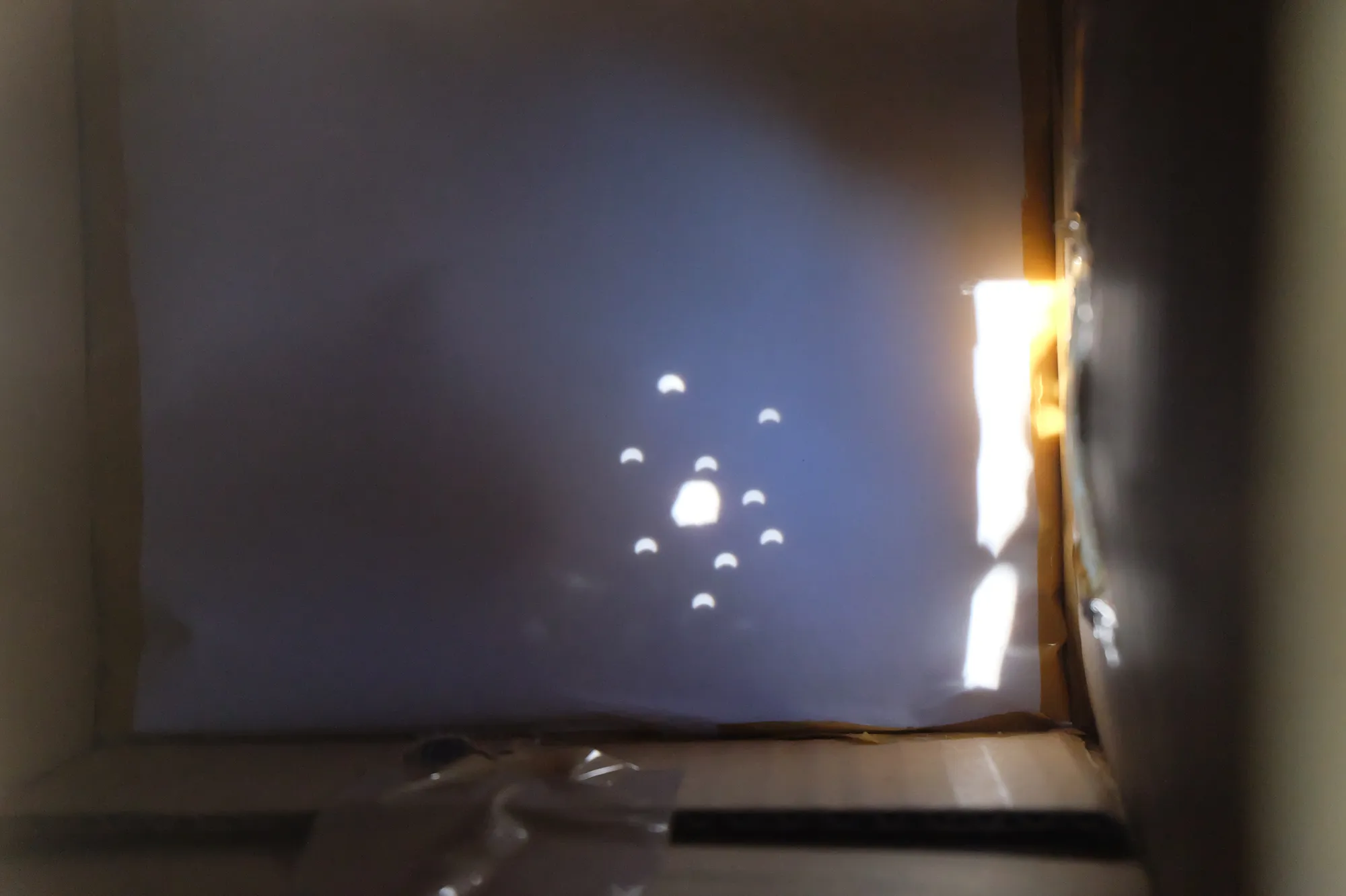 Gambar 7. Hasil pengamatan gerhana matahari melalui kotak lubang jarum dan kamera.