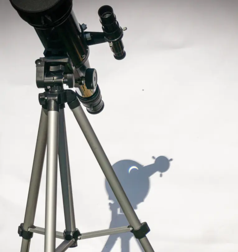 **Gambar 7.** Teknik proyeksi Matahari dengan teleskop.
